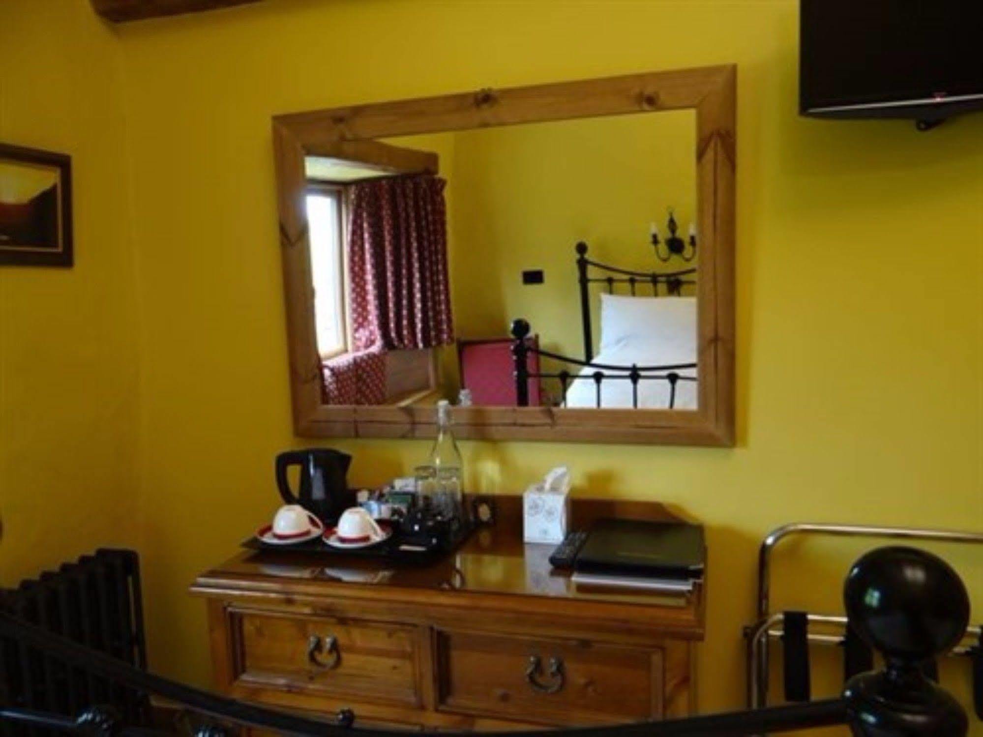 Отель The Wayside And Whisky Barn Whitbeck Экстерьер фото